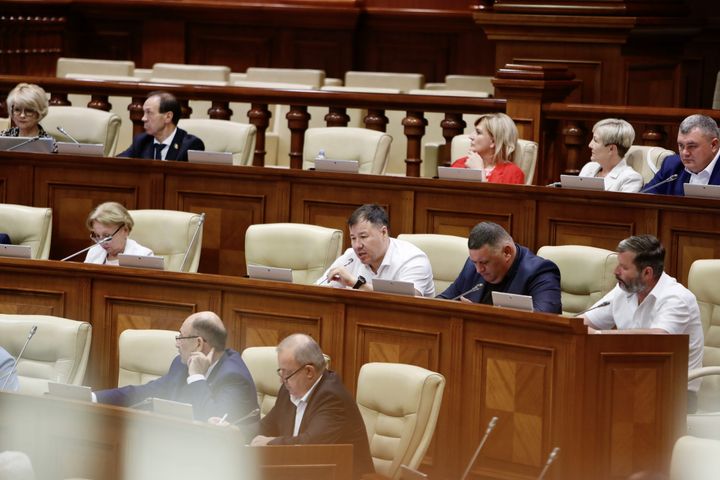 Comuniștii și socialiștii au părăsit ședința Parlamentului, în semn de protest