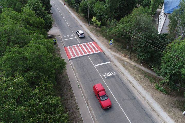 FOTO/ Pe drumurile publice din țară au fost amenajate 157 de treceri pietonale supraînălțate