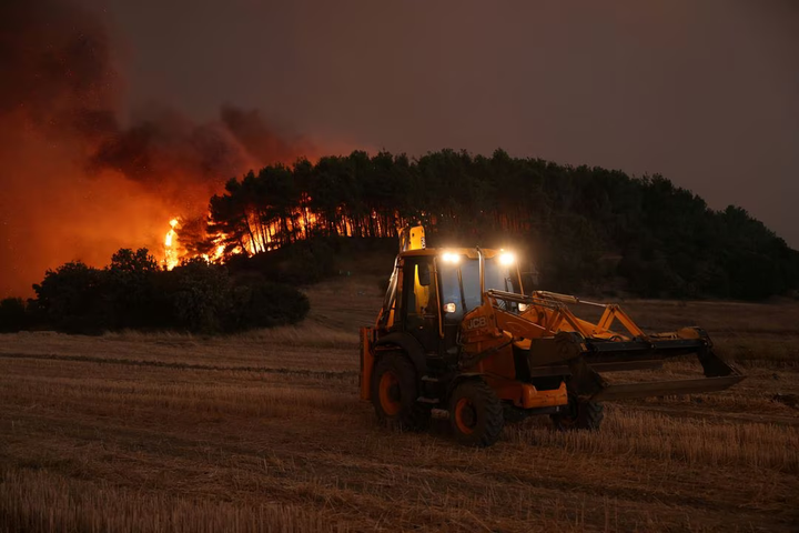 Fumul produs de incendiile din Grecia poate fi văzut din satelit. FOTO