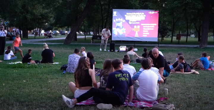 VIDEO/ Locuitorii din Cahul au  toată vara seri de cinema în aer liber. Proiect inițiat de un grup de tineri