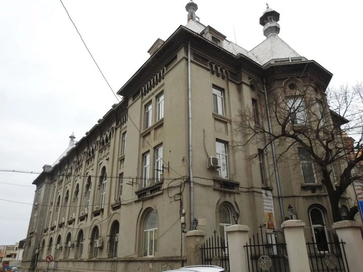 O arhiepiscopie din România vinde insigne cu stema Rusiei. Explicația vânzătoarei de la magazinul de suveniruri