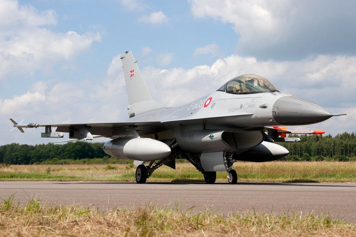 Piloții ucraineni au început antrenamentele pe avioanele F-16, oferite de Danemarca