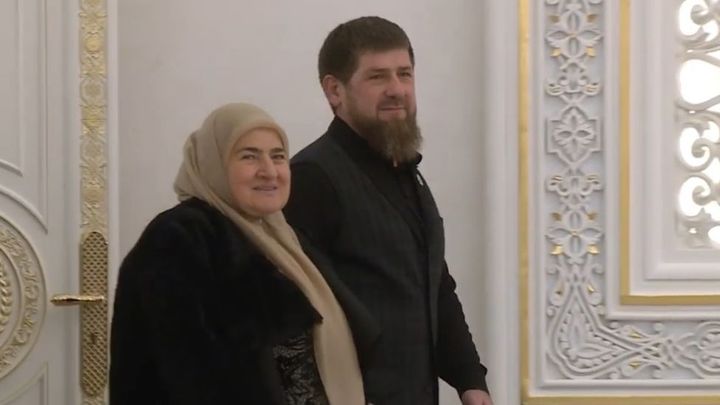 Mama lui Ramzan Kadîrov, decorată de Vladimir Putin cu Ordinul de Onoare (VIDEO)