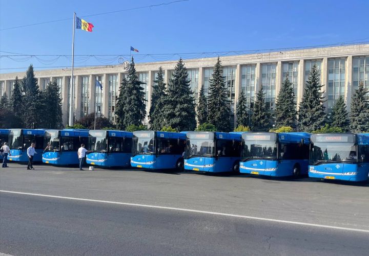 FOTO/ Vești bune pentru călătorii din Capitală. 16 autobuze noi, lansate pe rute urbane și suburbane