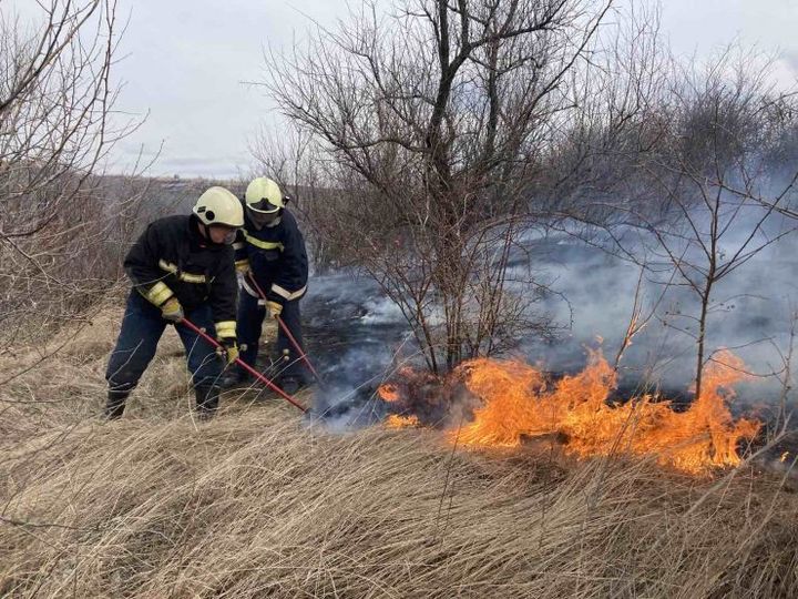 Incendiu în comuna Stăuceni: Pompierii luptă de patru ore cu flăcările. Primarul localității: „Nu fiți indiferenți”