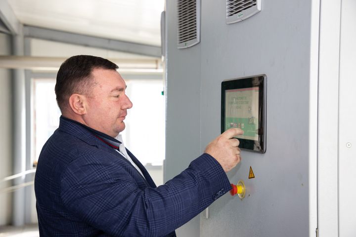 FOTO/ Un antreprenor din Hîncești a construit o centrală de producere a energiei regenerabile pe biogaz