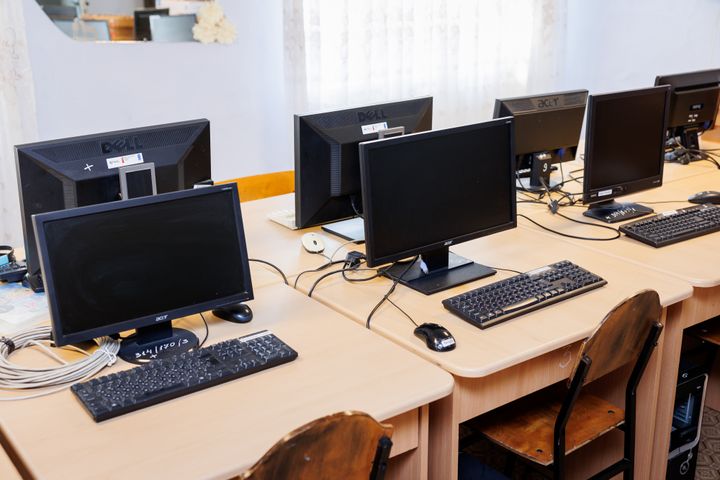 Donație de 10 computere noi pentru copii ucraineni refugiați într-o localitate din țară. Cine sunt donatorii