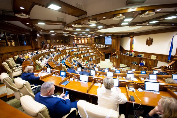 Noi reguli de organizare și funcționare a Parlamentului:  Deputații ar putea depune un jurământ