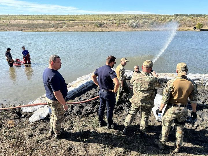 FOTO/ MAI confirmă că fragmentele găsite într-un lac din Anenii Noi sunt rămășite de rachetă