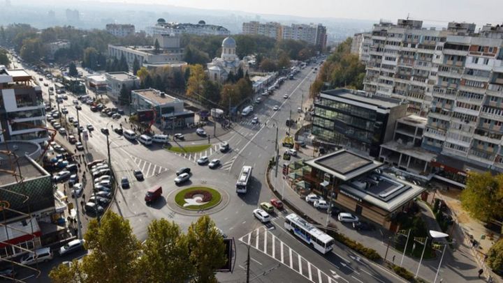 VIDEO/ Va dispărea sau nu sensul giratoriu de la intersecția străzilor Kiev-Russo-Voievod? Explicații de la Primărie