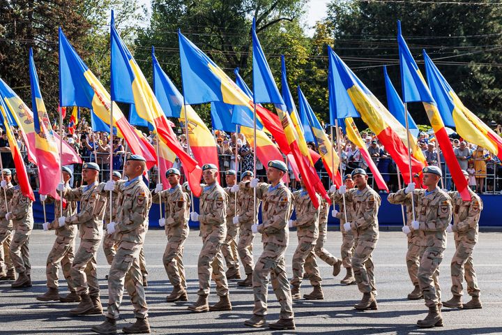 Armata Națională împlinește 32 de ani de la fondare. Mesajele președintei și a ministrului Apărării