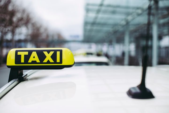 Deținătorii de platforme și aplicații de comenzi de taxi, obligați să fie înregistrați juridic în R. Moldova