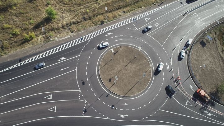 FOTO/ Lucrările de amenajare a sensului giratoriu de pe drumul de centură al Capitalei sunt pe ultima sută de metri