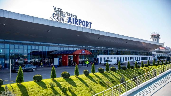 Un bărbat, prins la aeroport cu bagajul plin cu țigări: Intenționa să le transporte ilegal în Marea Britanie