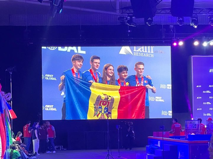 Elevii din R. Moldova au câștigat două medalii la competiția mondială de robotică din Singapore