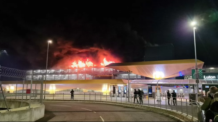 Incendiu puternic pe Aeroportul Luton din Londra: Toate zborurile au fost suspendate. Imagini de la fața locului