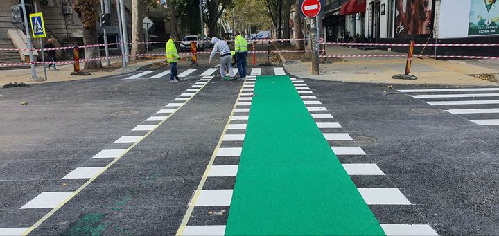 Municipalitatea aplică marcaj de culoare verde la intersecțiile pistei pentru cicliști de pe strada 31 August 1989