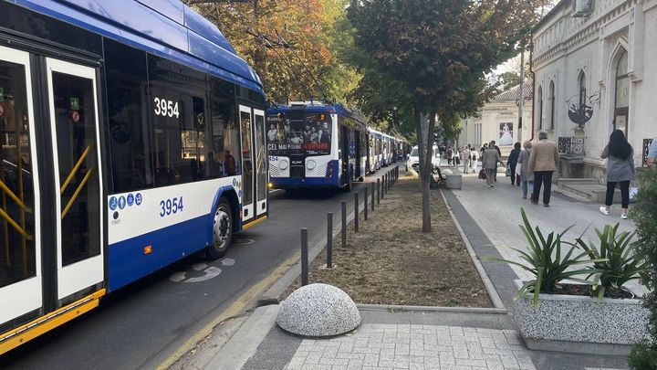 FOTO/ Blocaj în centrul Capitalei: Trafic oprit, troleibuze staționate. Oamenii se deplasează pe jos