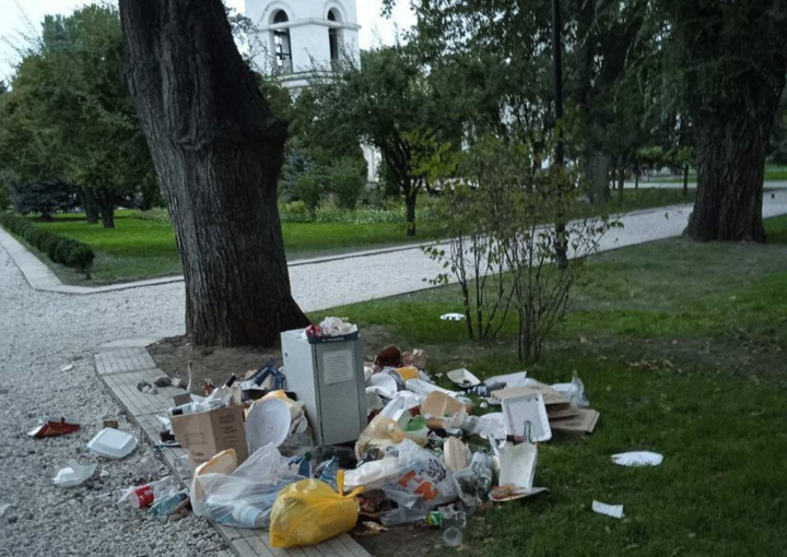 FOTO/ Mormane de gunoi au rămas în centrul Chișinăului, după Ziua Națională a Vinului