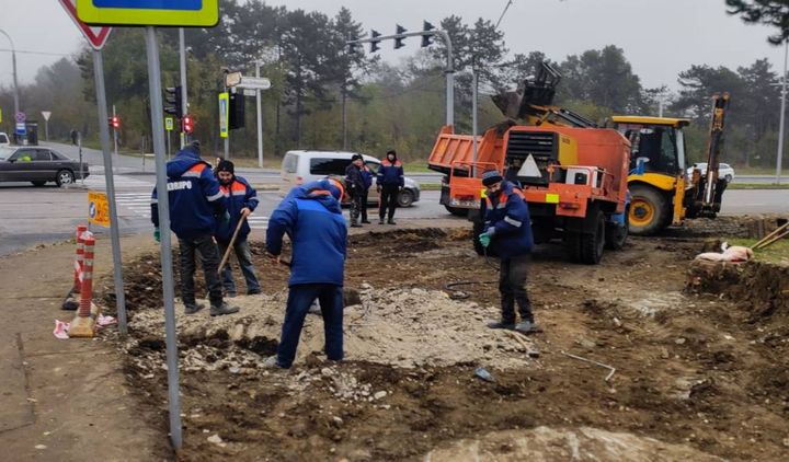 FOTO/ La intersecția străzilor Socoleni - Calea Orheiului se construiește o bandă suplimentară de virare