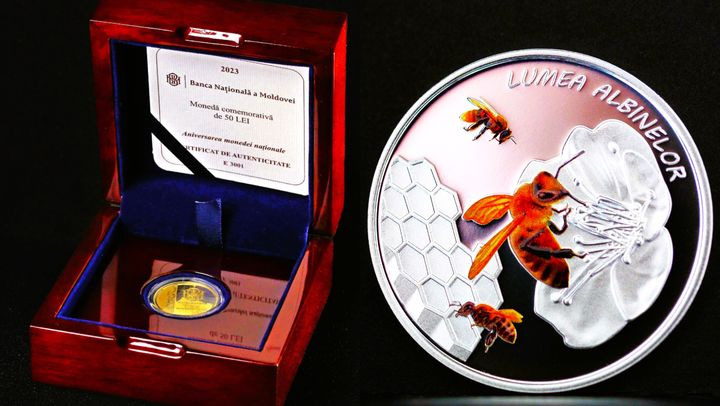 FOTO/ BNM a pus în circulație cinci monede comemorative noi. Una dintre ele este din aur, alta - dedicată albinelor
