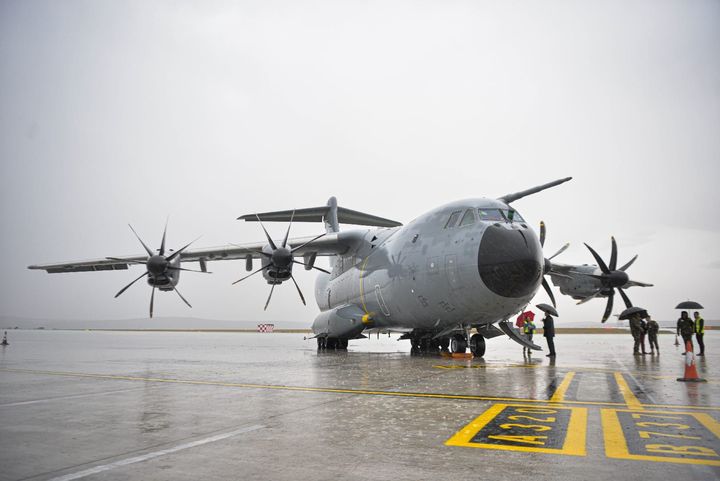 FOTO, VIDEO/ Un avion al Armatei Franței a aterizat la Chișinău. Lot de asistență pentru R. Moldova: Ce conține