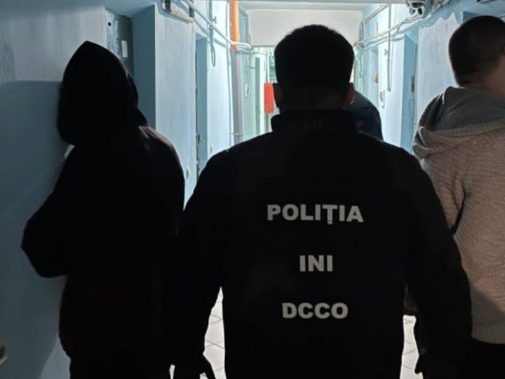 VIDEO/ Agent superior de la penitenciarul din Cricova, prins cu droguri. Percheziții și în mașina  acestuia