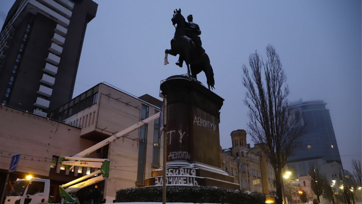 Kievul își ia adio de la încă un monument sovietic. Autoritățile demontează statuia unui comandant al Armatei Roșii