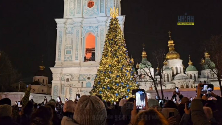 VIDEO/ La Kiev au fost aprinse luminițele pomului de Crăciun. Cum arată principalul brad din Ucraina în acest an