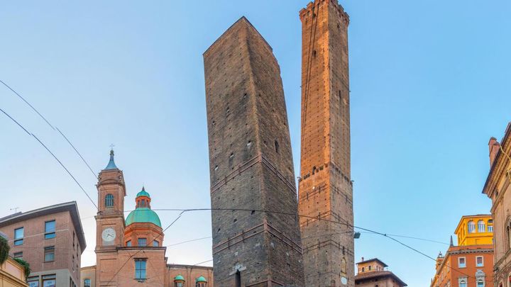 FOTO/ Turnul înclinat din Bologna a fost închis. Motivul: Riscă să se prăbușească. Situația este extrem de critică