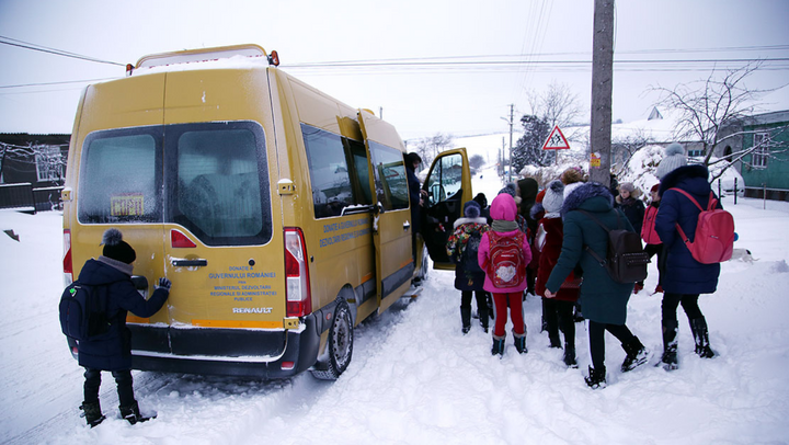 Autoritățile se pregătesc de ninsori. Ministerul Educației a emis o circulară către toate direcțiile de învățământ