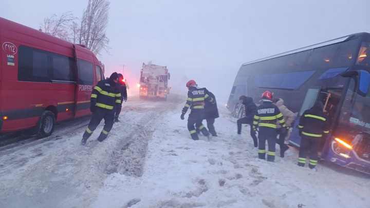 FOTO/ Încă un accident cu implicarea turiștilor moldoveni: Un autocar a derapat de pe carosabil, în județul Vrancea