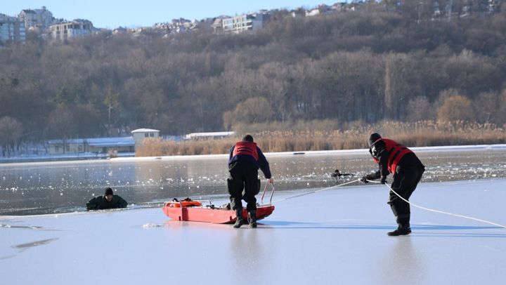 Nu ieșiți pe gheață: Angajații IGSU ne învață cum să salvăm o persoană, căzută într-un lac