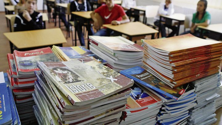 Plățile pentru autorii de manuale noi ar putea fi dublate. Inițiativa Ministerului Educației