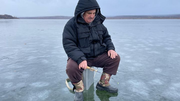 Zeci de pescari, surprinși pe lacurile din țară. Îndemnul salvatorilor în contextul temperaturilor pozitive