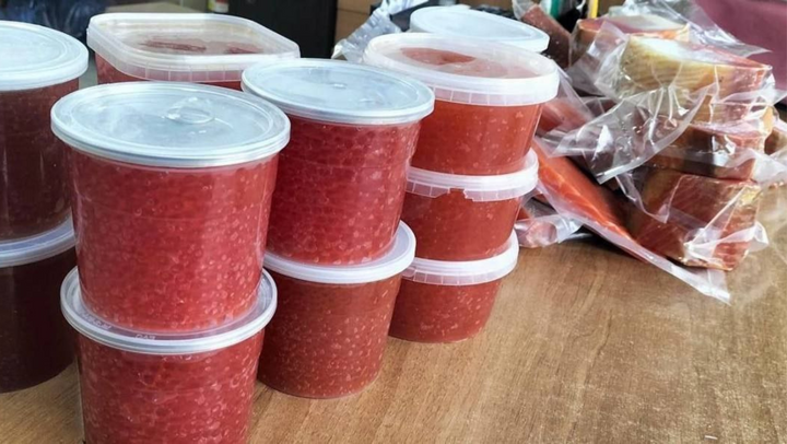 Un străin a încercat să treacă frontiera cu 8 kg de caviar și circa 8 kg de fileu de somon nedeclarat. Ce riscă