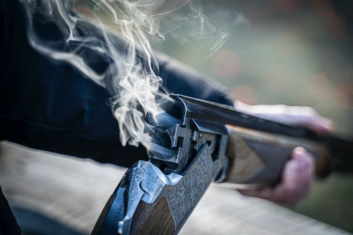 Un bărbat din Hîncești, spitalizat după ce s-ar fi împușcat accidental la o vânătoare. Poliția a reținut două persoane