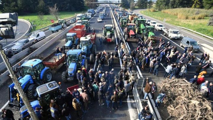 Drumuri blocate și gunoi pe străzi. De ce protestează fermierii din Uniunea Europeană