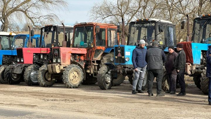 Fermierii reiau joi protestele cu tractoare, nemulțumiți de amânarea ședinței cu ministrul Agriculturii