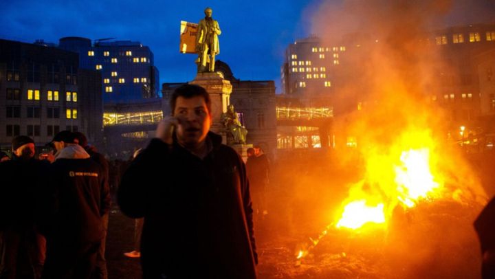 VIDEO / Haos la Bruxelles. Fermierii protestează în fața Parlamentului European, în ziua summitului liderilor UE