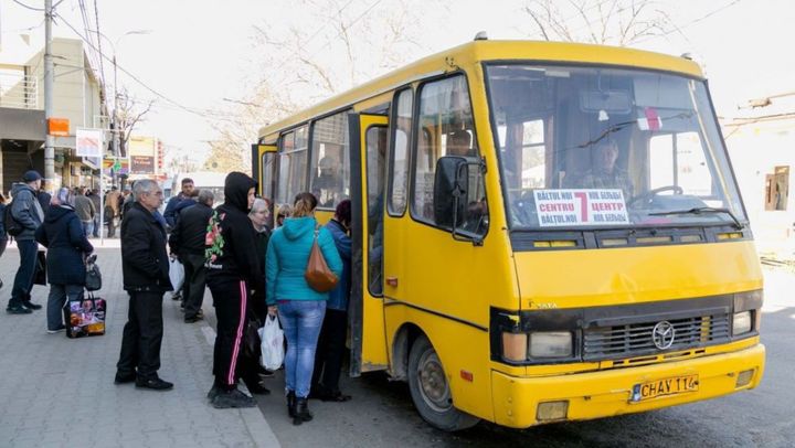 Pensionarii din municipiul Bălți vor putea circula gratuit în unele microbuze și autobuze