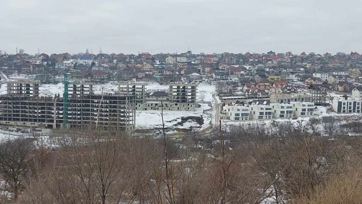 Complex de blocuri din orășelul Codru, construit pe un teren cu risc de alunecări. CNA investighează cazul