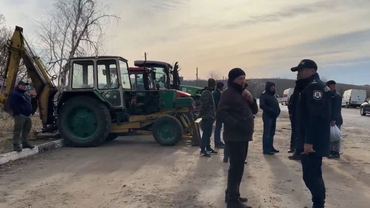 VIDEO/ Fermierii din sudul țării au ieșit cu tehnica agricolă la un protest pașnic