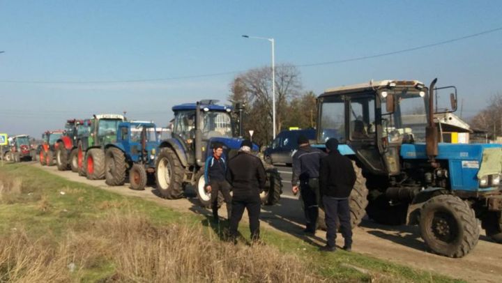 VIDEO/ Fermierii au reluat protestele: Drumul de acces spre postul vamal Leușeni-Albița a fost deblocat