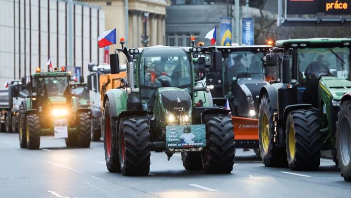 Tractoare în centrul orașului Praga. Fermierii din Cehia au protestat față de politicile agricole ale UE