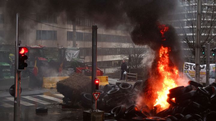 VIDEO/ Centrul orașului Bruxelles, blocat de tractoare. Fermierii au dat foc la anvelope