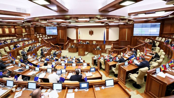 Noi măsuri de reducere a birocrației pentru mediul de afaceri, votate de Parlament în lectură finală