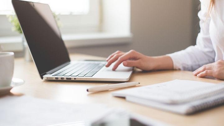 Note și absențe, la un click distanță: Câte școli din țară folosesc agenda electronică