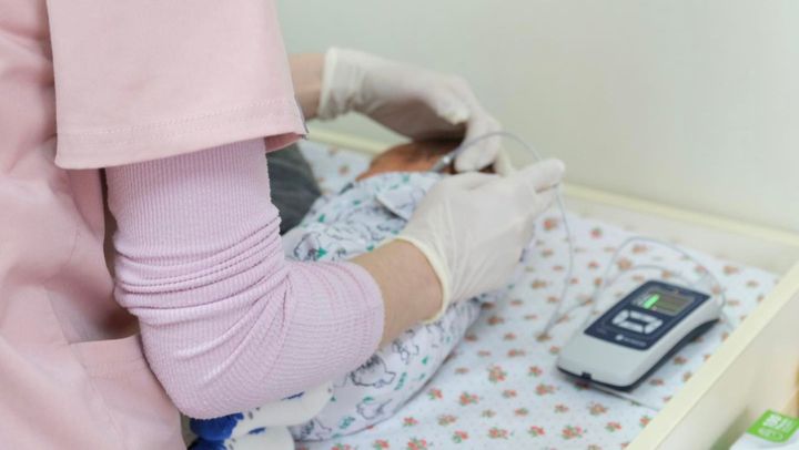 De la începutul anului, doi nou-născuți din țară au fost diagnosticați cu surditate