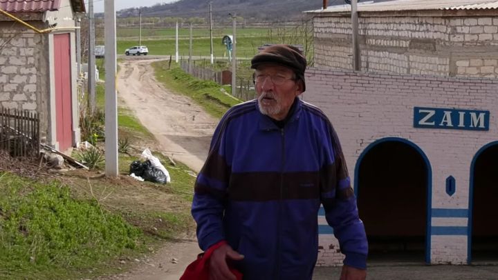 Un bărbat din Căușeni roagă autoritățile să-i repare drumul: Trebuie să înconjoare jumătate de km ca să ajungă acasă